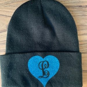L initial black beanie